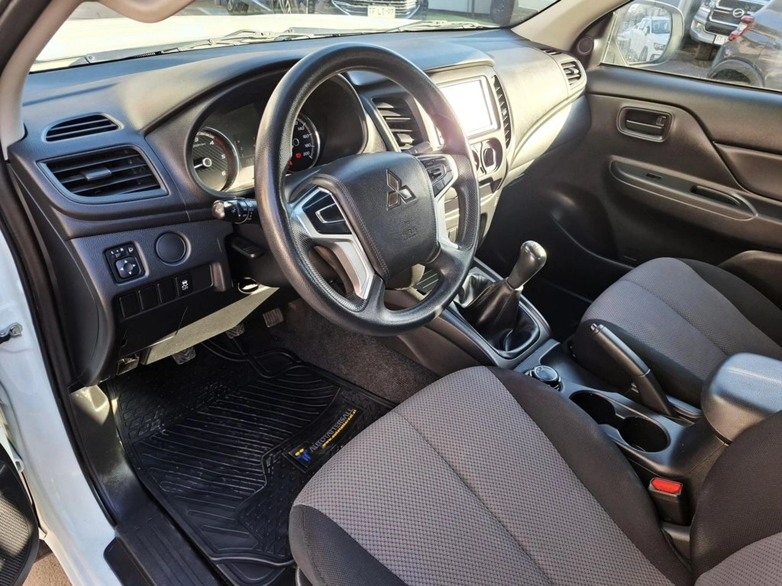 MITSUBISHI L200 2.4 2023 - Imagen 15 de 20