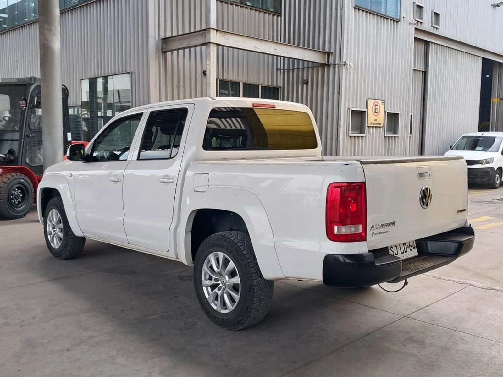 VOLKSWAGEN AMAROK TRENDLINE 2.0 4X4 MT 2023 - Imagen 8 de 19