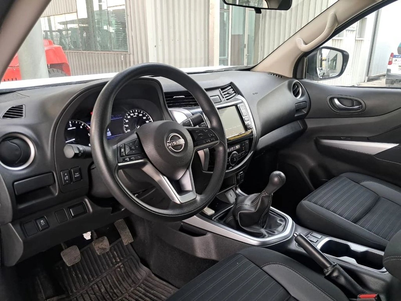 Nissan NAVARA 2.3 XE DC 4X2 MT 2024 - Imagen 13 de 20