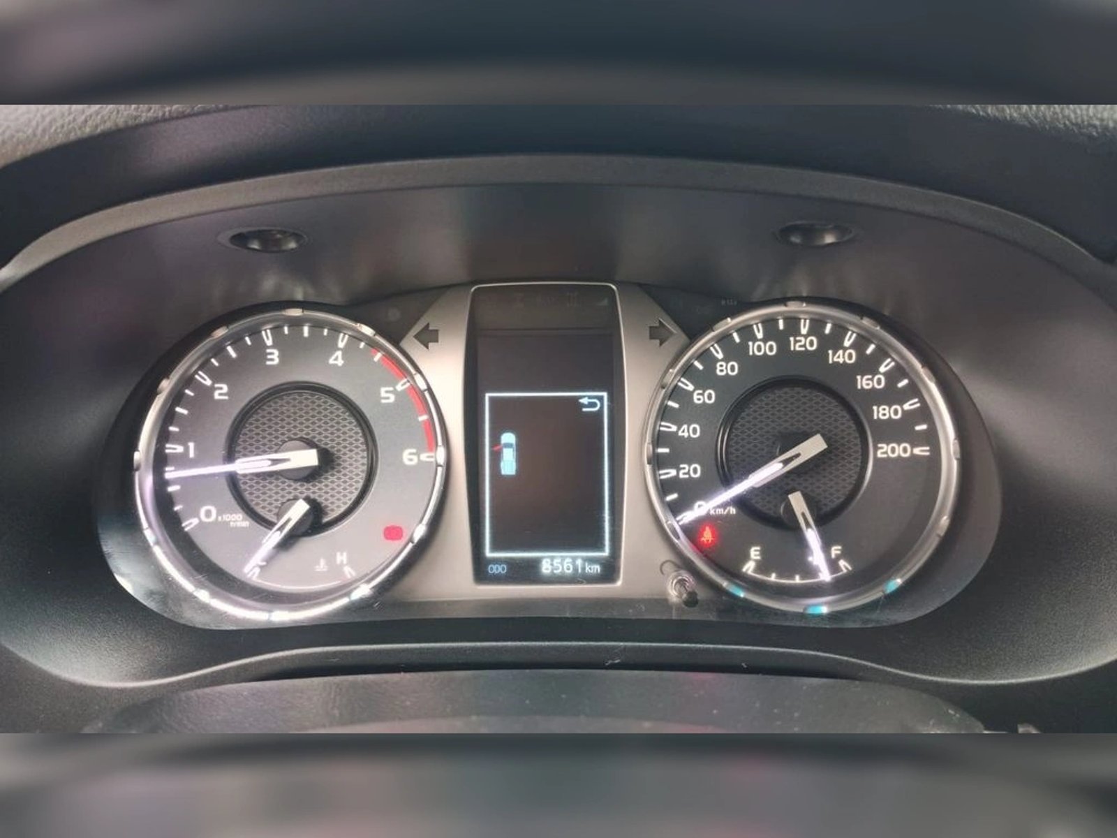 TOYOTA HILUX 2.4 DX DIESEL 4X2 DOB. CAB. MT 4P 2024 - Imagen 8 de 13
