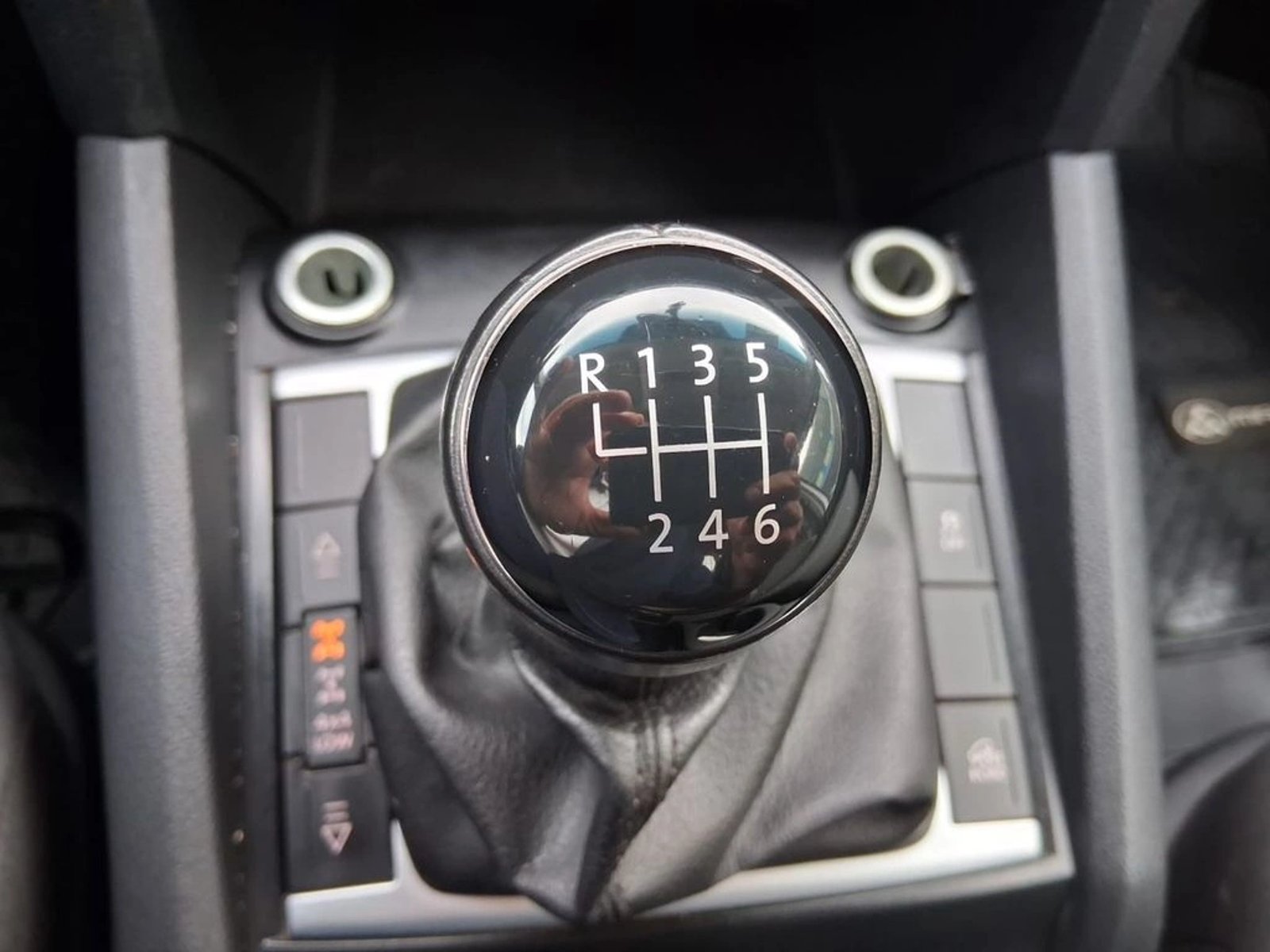 VOLKSWAGEN AMAROK 2.0 TRENDLINE MT 4X4 DIESEL 2022 - Imagen 16 de 20