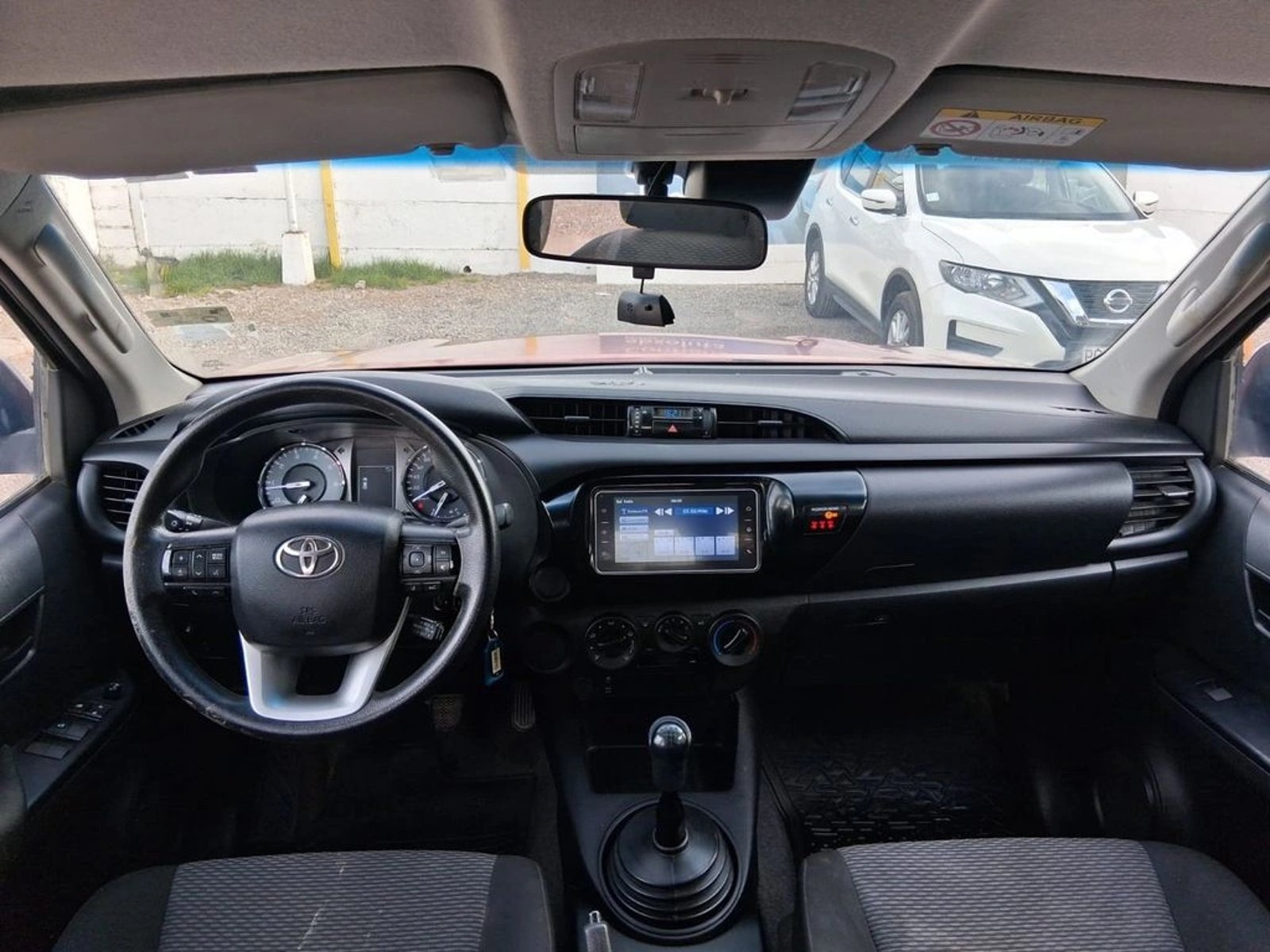 TOYOTA HILUX 2.4 DX DIESEL 4X2 DOB. CAB. MT 4P 2022 - Imagen 13 de 19