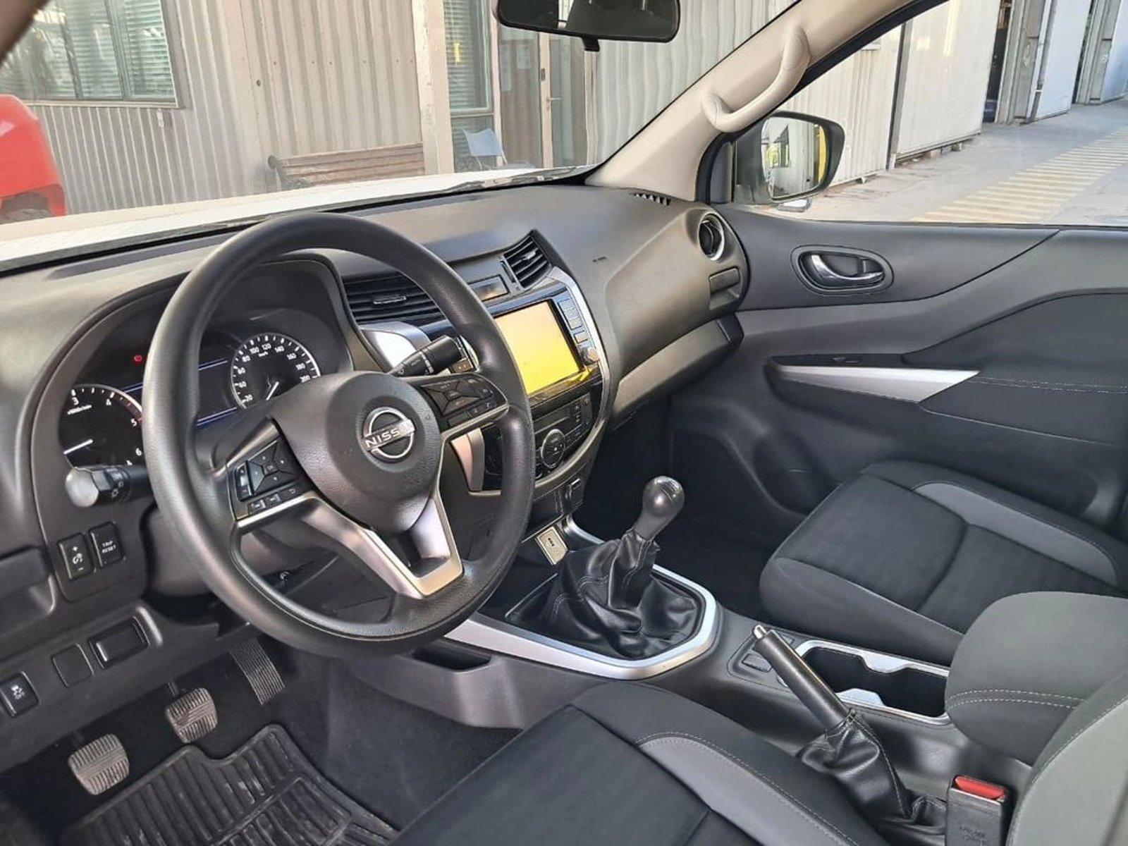 NISSAN NAVARA XE 2.3 4X2 MT DIESEL 2024 - Imagen 12 de 20