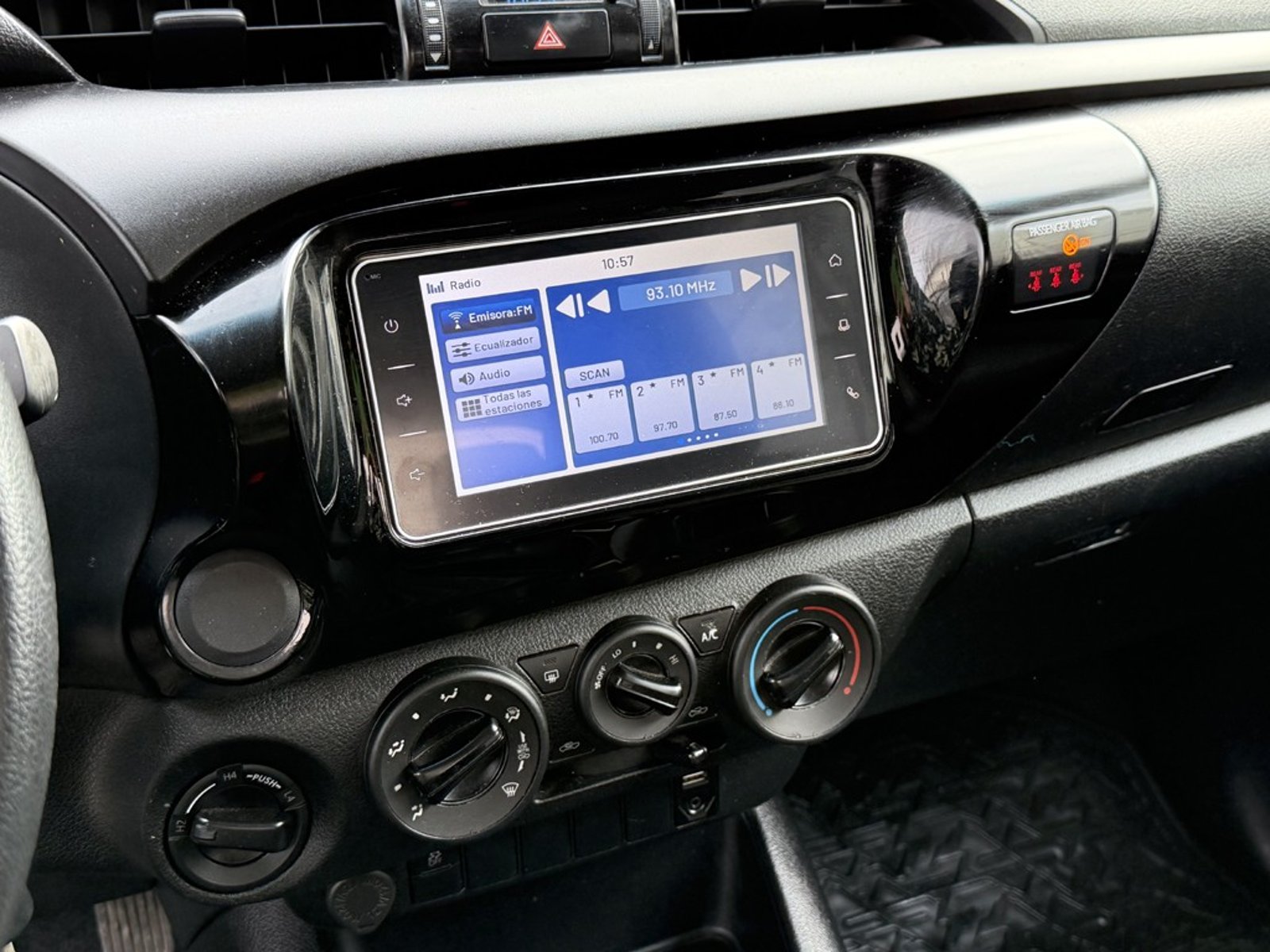 TOYOTA HILUX 2.4 DX 4X4 MT 2022 - Imagen 13 de 20