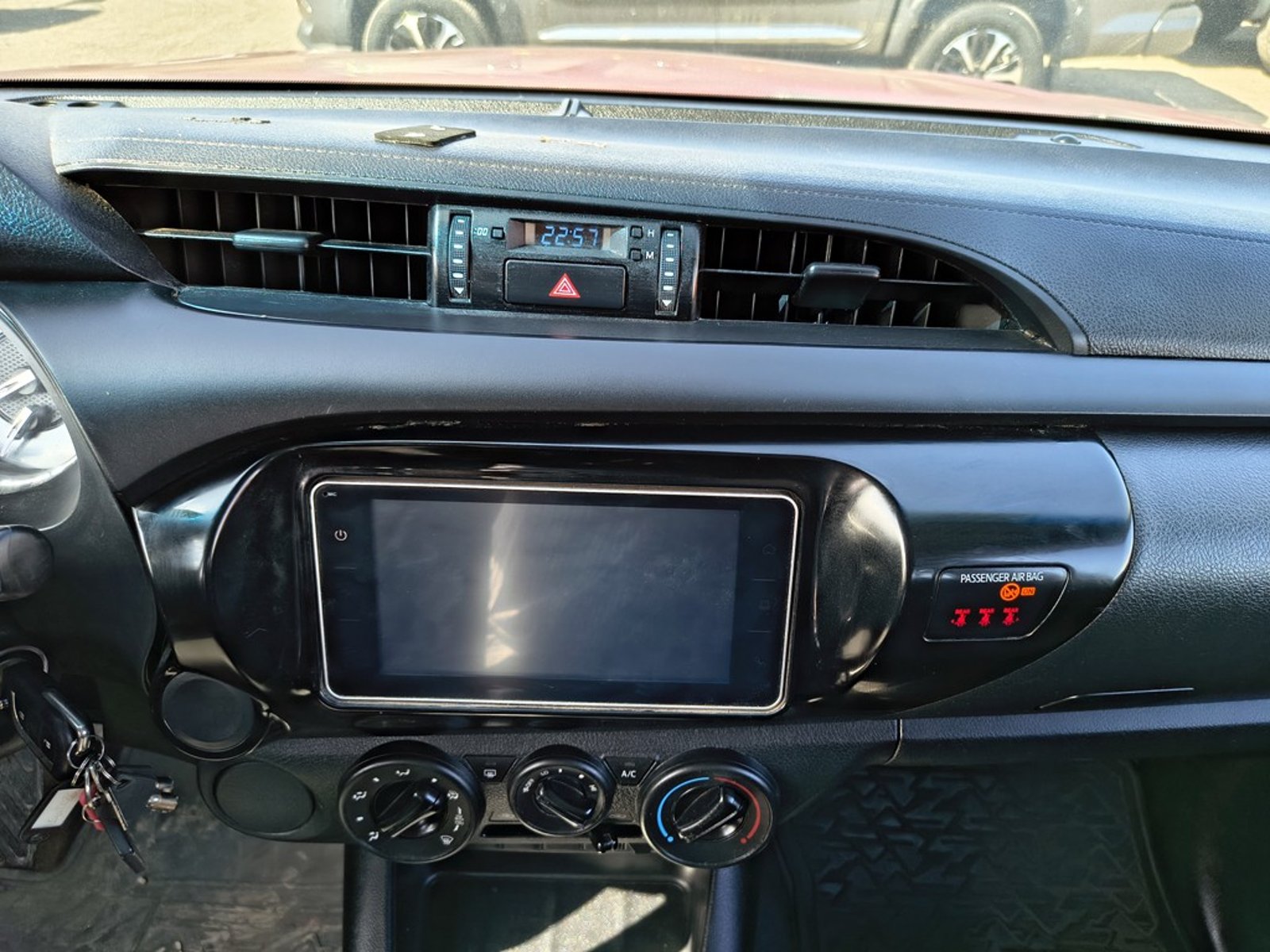 TOYOTA HILUX 2.4 DX 4X2 DIESEL MT 2023 - Imagen 15 de 18