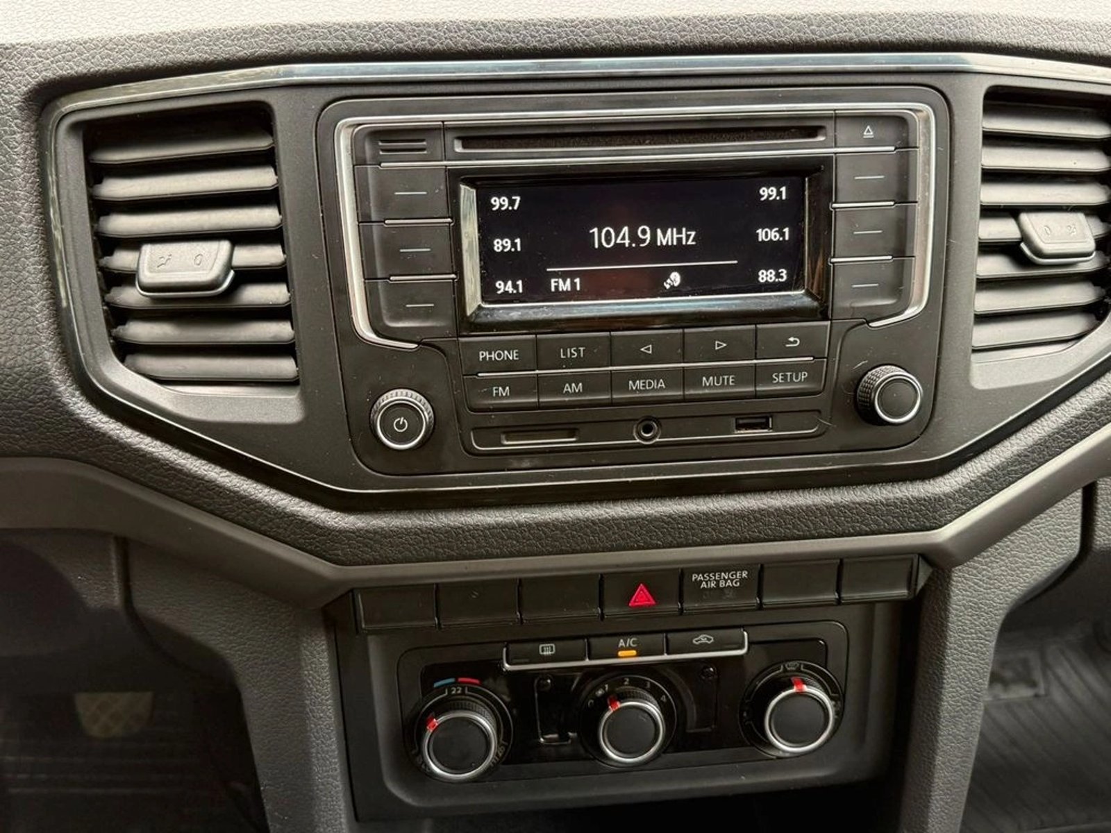 VOLKSWAGEN AMAROK 2.0 TRENDLINE 4X4 MT 2023 - Imagen 12 de 13