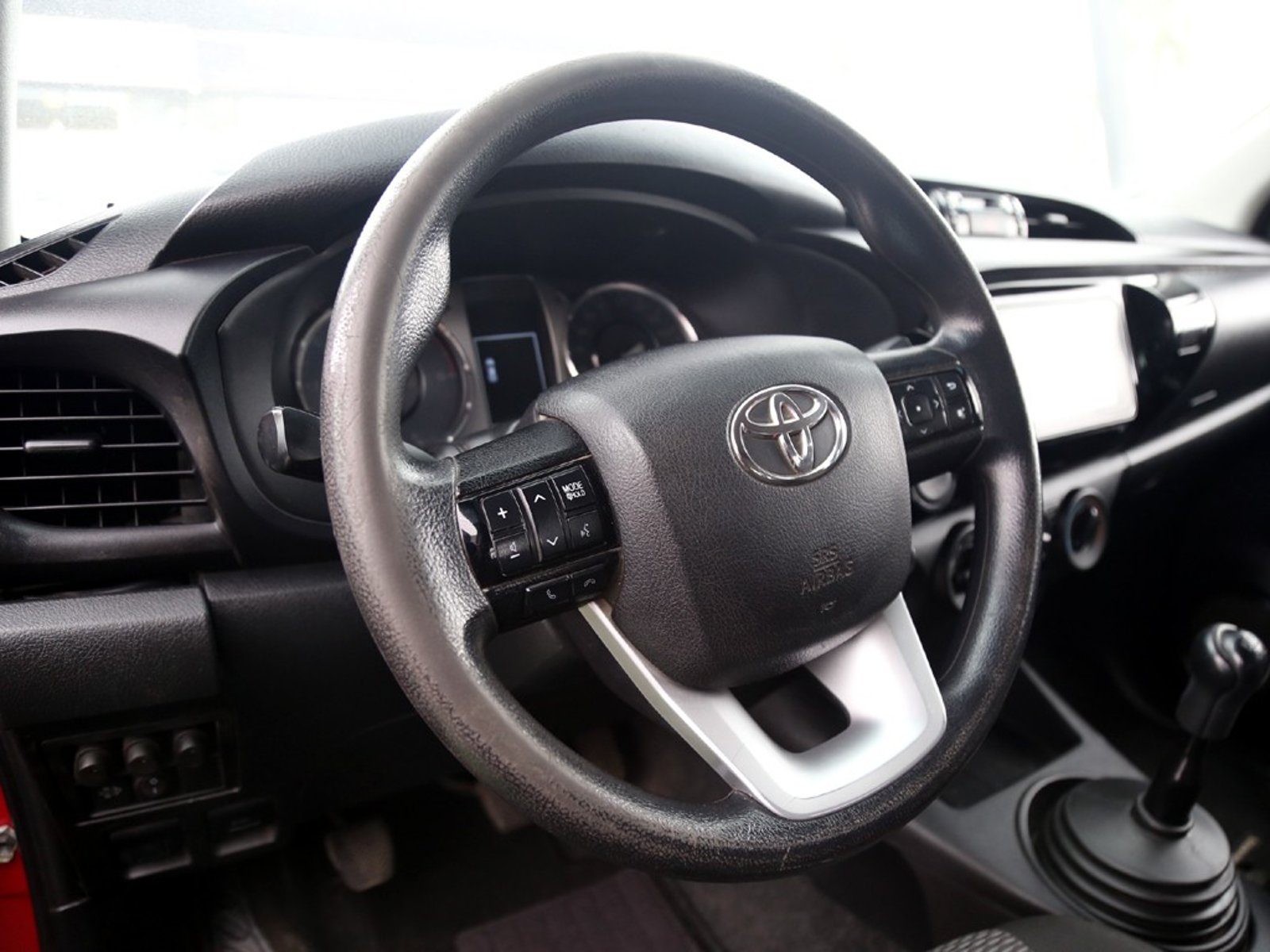 TOYOTA HILUX 2.4 SR 4X2 MT 2023 - Imagen 13 de 20