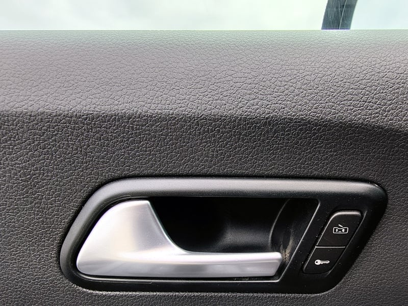 Volkswagen AMAROK 2.0 Diesel 4x2 T/M TRENDLINE 2023 - Imagen 8 de 20