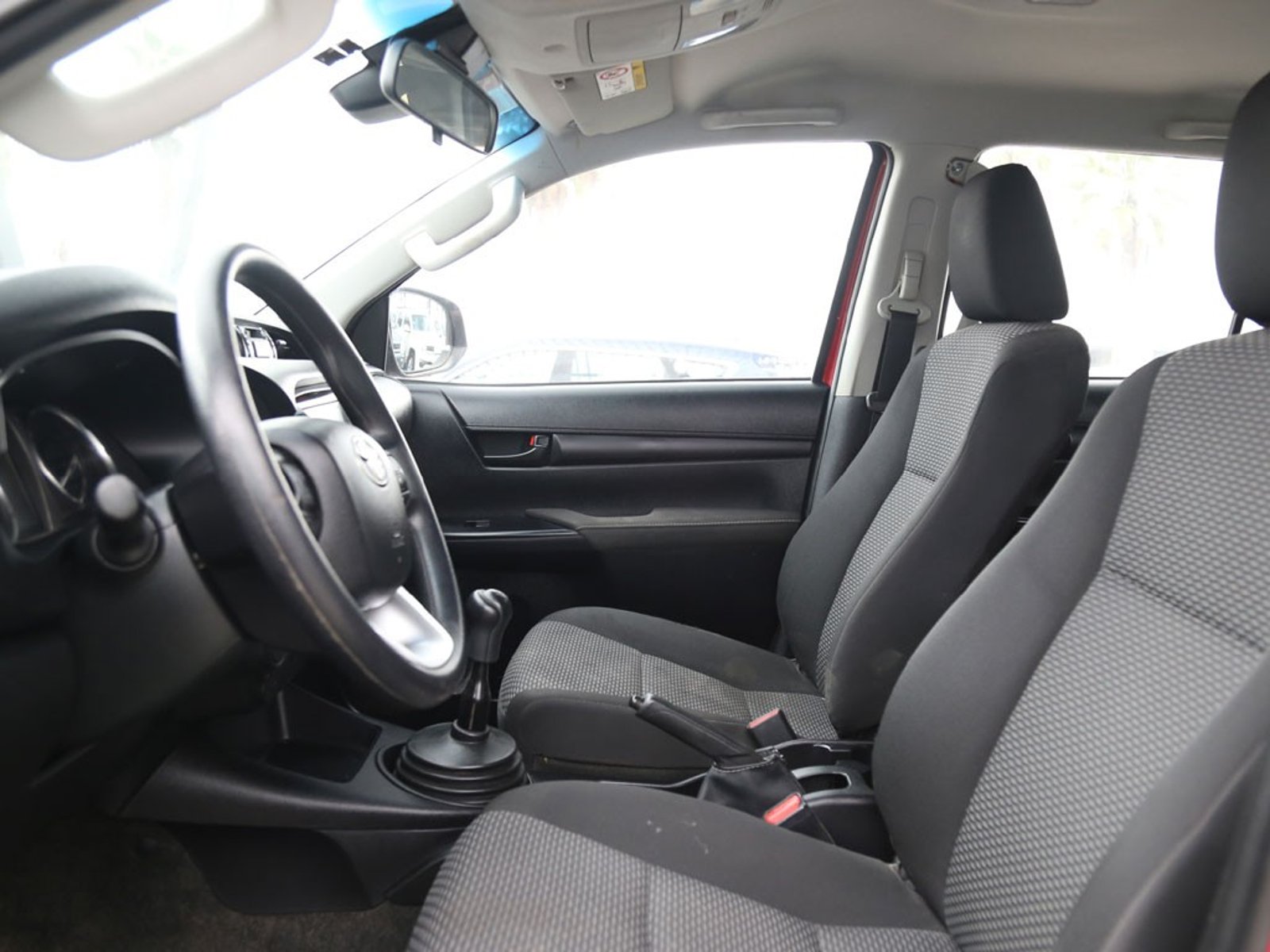 TOYOTA HILUX 2.4 TSS MT 4X2 DIESEL 2024 - Imagen 10 de 17
