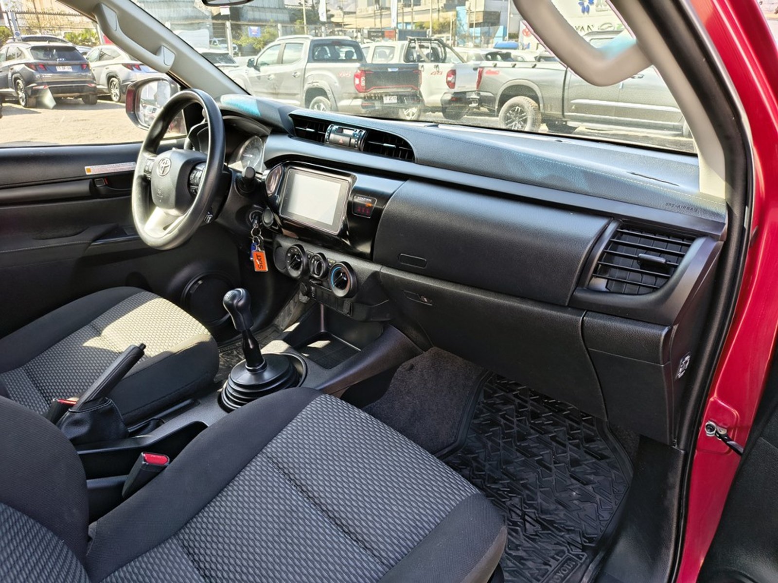 TOYOTA HILUX 2.4 DX 4X2 DIESEL MT 2023 - Imagen 18 de 18