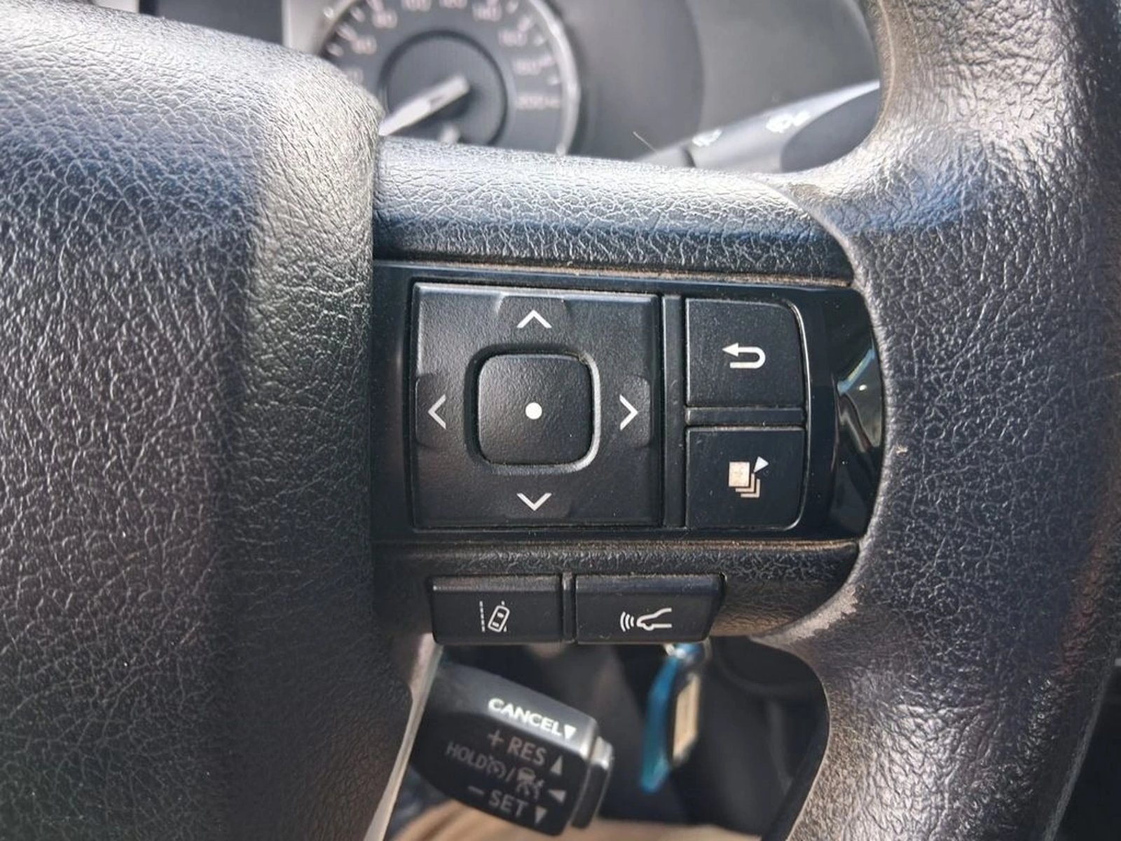 TOYOTA HILUX 2.4 DX DIESEL 4X2 DOB. CAB. MT 4P 2022 - Imagen 12 de 19