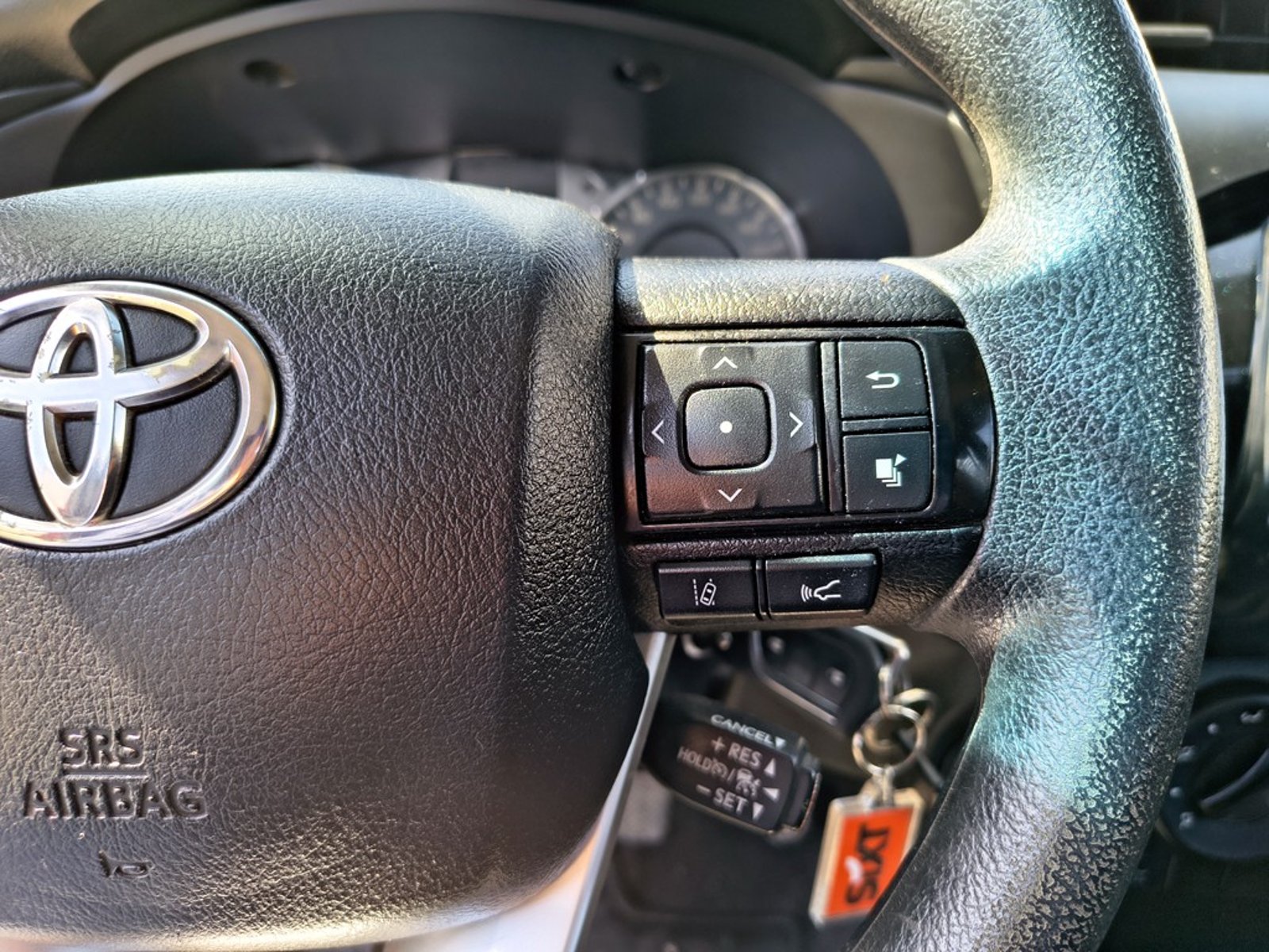 TOYOTA HILUX 2.4 DX 4X2 DIESEL MT 2023 - Imagen 12 de 19
