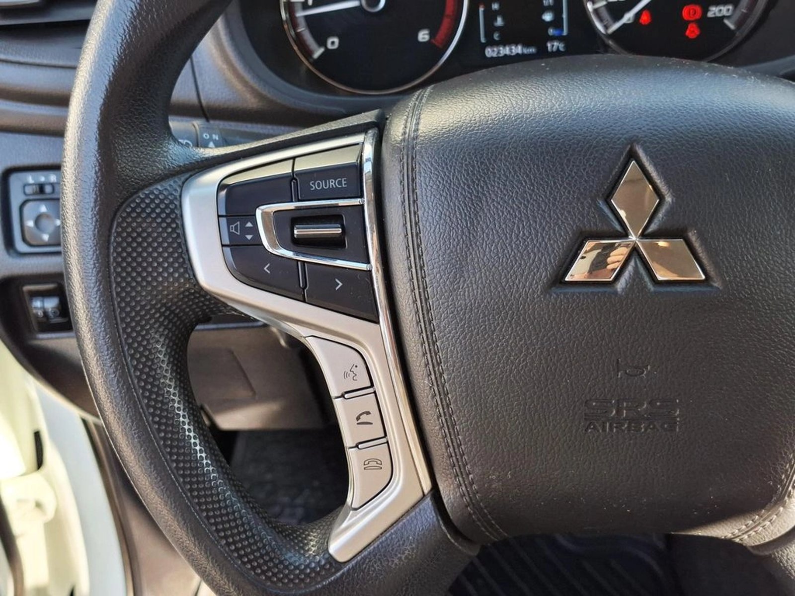 MITSUBISHI L200 2.4 2024 - Imagen 16 de 20