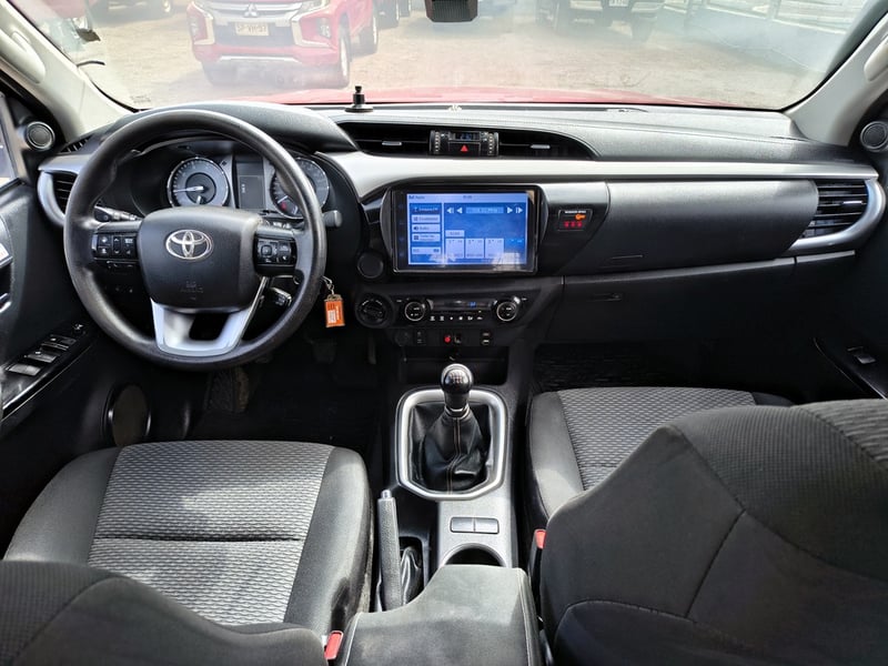 Toyota HILUX 2.8 SR Diesel 4x4 T/M 2023 - Imagen 16 de 20