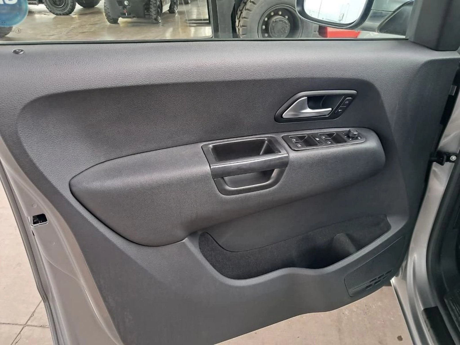 Volkswagen AMAROK COMFORTLINE 4X4 DC AT 2023 - Imagen 13 de 20