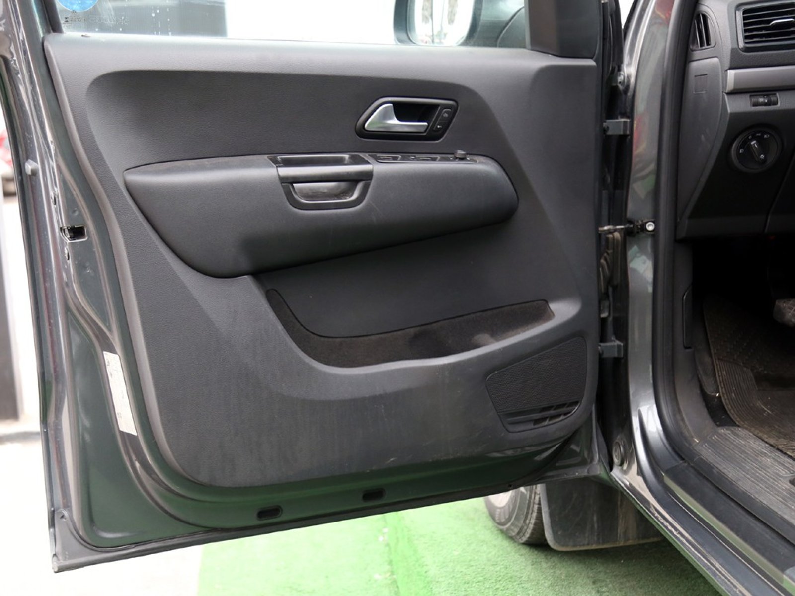 VOLKSWAGEN AMAROK TRENDLINE 4X2 2.0 MT 2023 - Imagen 11 de 20