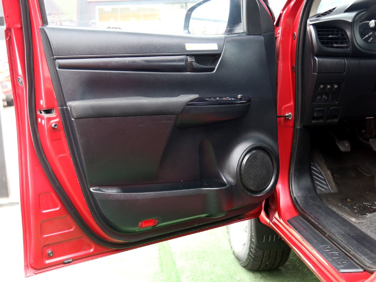 TOYOTA HILUX 2.4 DX 4x2 MT 2023 - Imagen 11 de 20