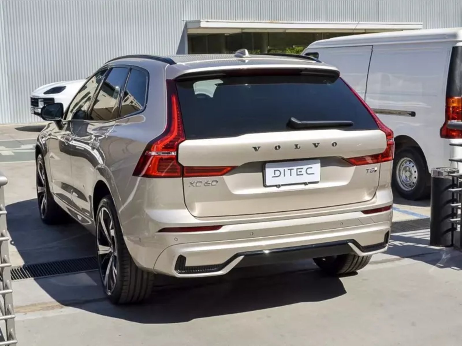 Volvo Xc60 T8 Recharge 4x4 2.0 Aut Ultimate Dark 2025 - Imagen 19 de 20