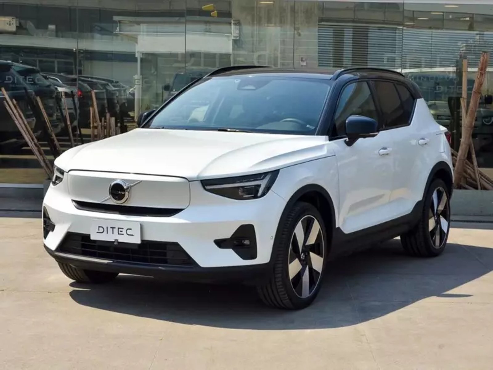 Volvo Xc40 2.0 T5 Hybrid At 4x4 Hibrido 2024 - Foto 2 de 18