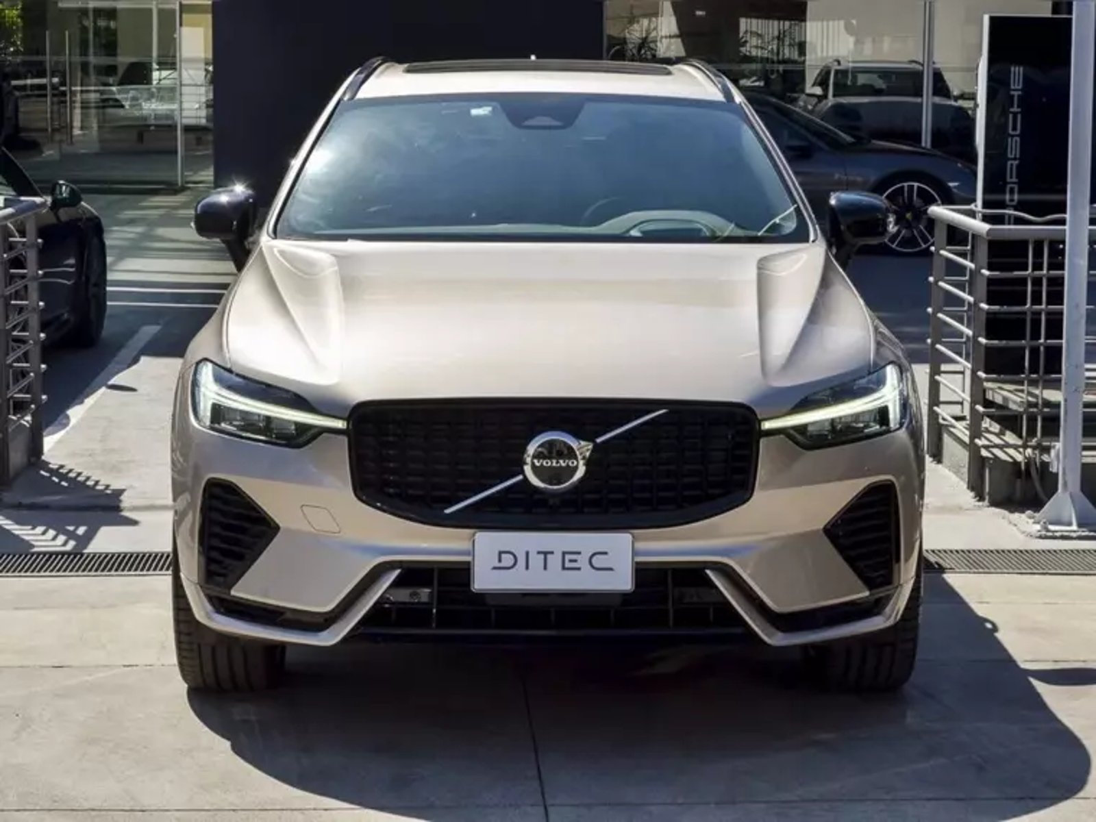 Volvo Xc60 T8 Recharge 4x4 2.0 Aut Ultimate Dark 2025 - Imagen 3 de 20