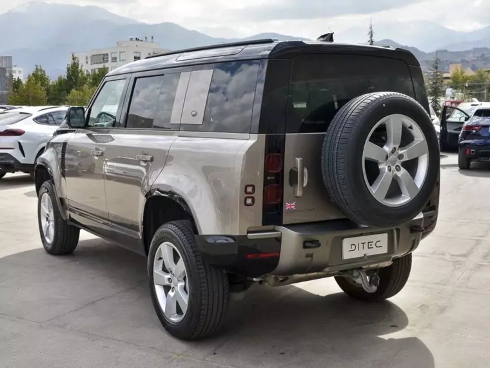 Land Rover Defender 3.0 110 X-dynamic S Diesel 4x4 300hp At 5p 2024 - Imagen 6 de 10