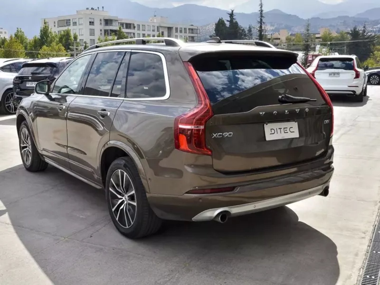 Volvo Xc90 2.0 D5 Momentum Diesel Awd At 5p 2017 - Foto 4 de 9