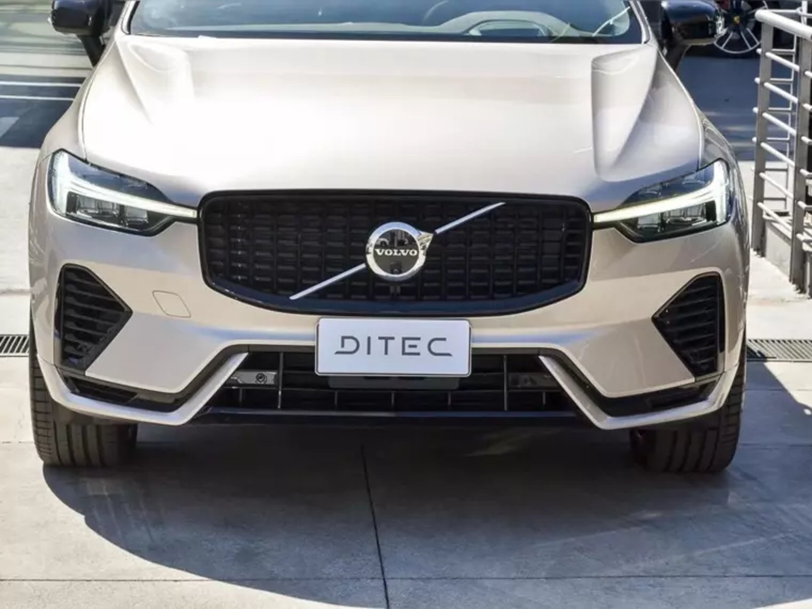 Volvo Xc60 T8 Recharge 4x4 2.0 Aut Ultimate Dark 2025 - Imagen 4 de 20