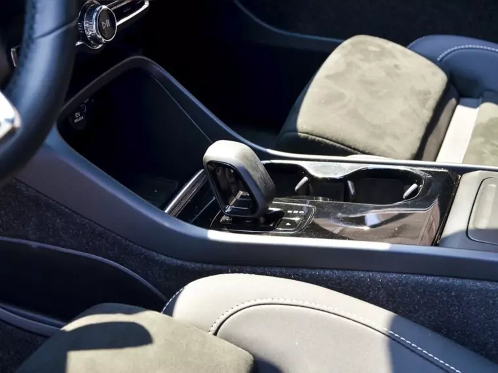 Volvo Xc40 2.0 T5 Hybrid At 4x4 Hibrido 2024 - Imagen 7 de 18