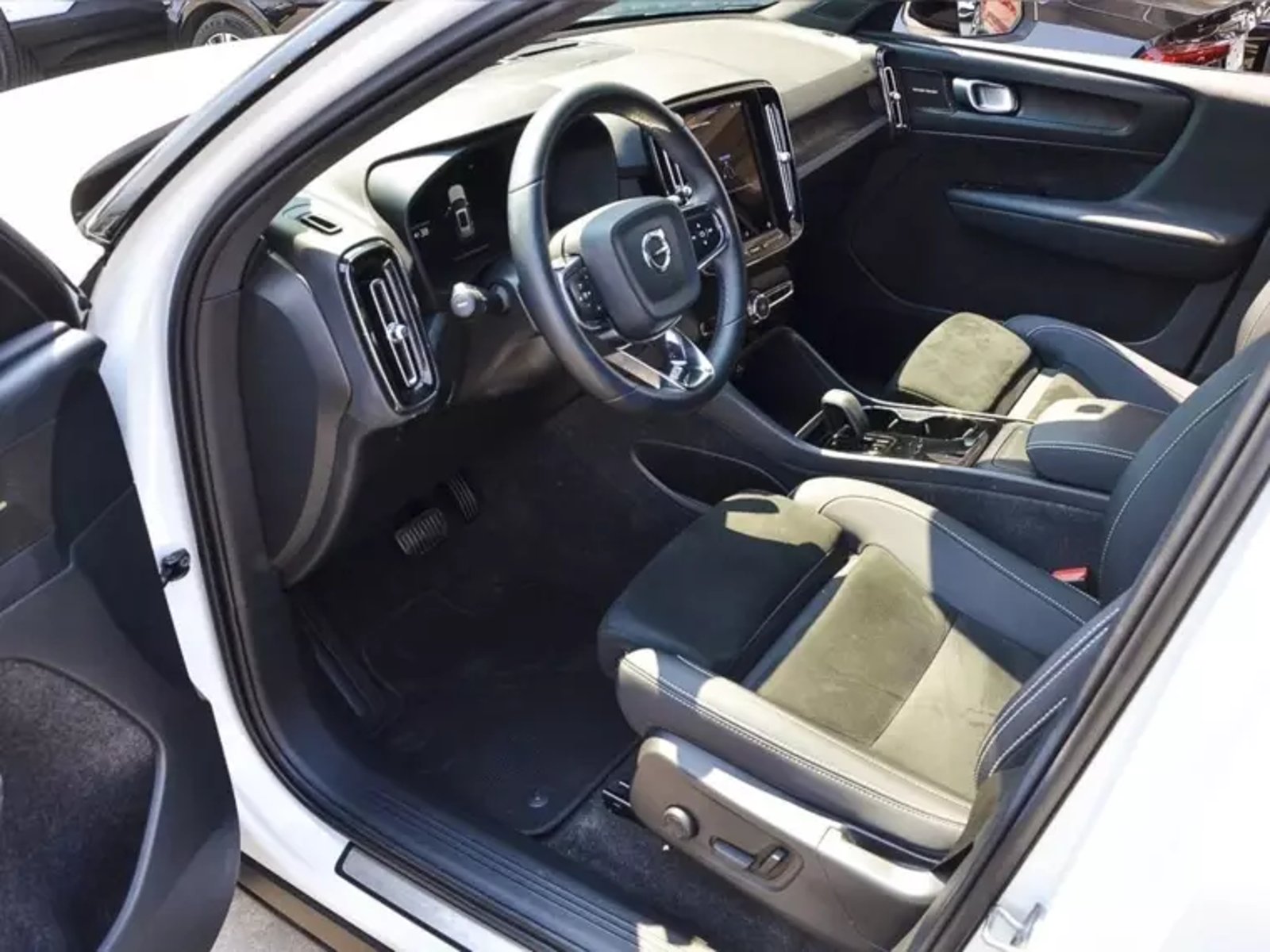 Volvo Xc40 2.0 T5 Hybrid At 4x4 Hibrido 2024 - Imagen 5 de 18