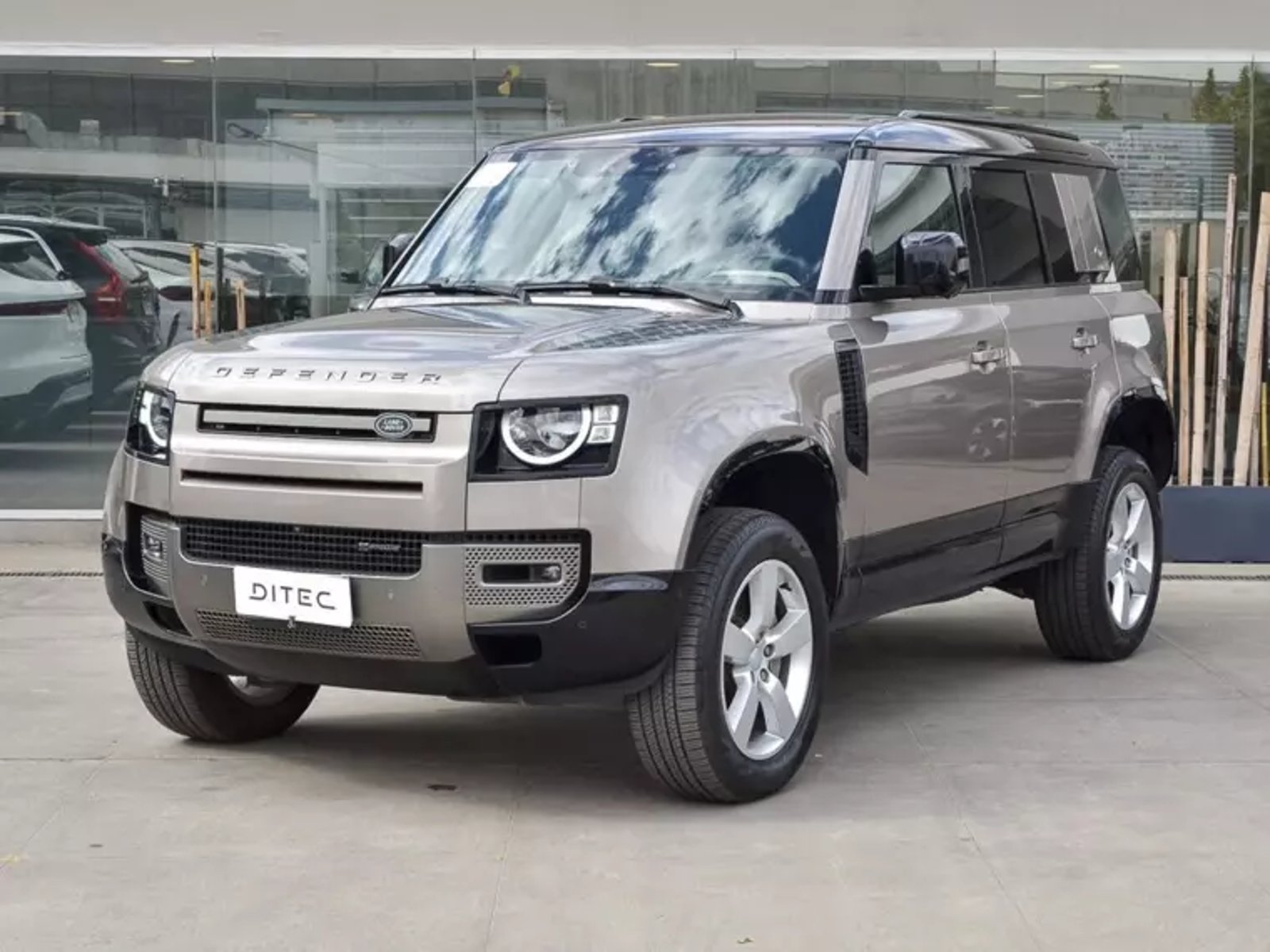 Land Rover Defender 3.0 110 X-dynamic S Diesel 4x4 300hp At 5p 2024 - Foto 2 de 10