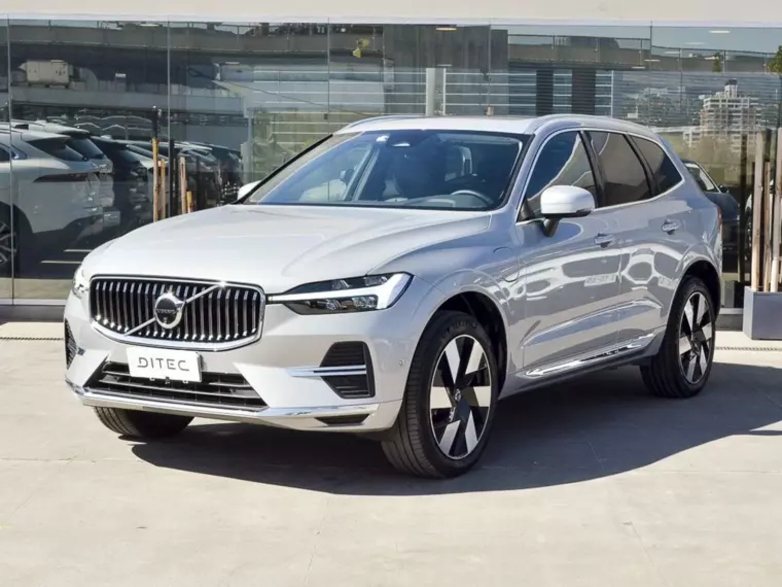 Volvo Xc60 2.0 B5 Plus At 4x4 Hibrido 2025 - Foto 2 de 12