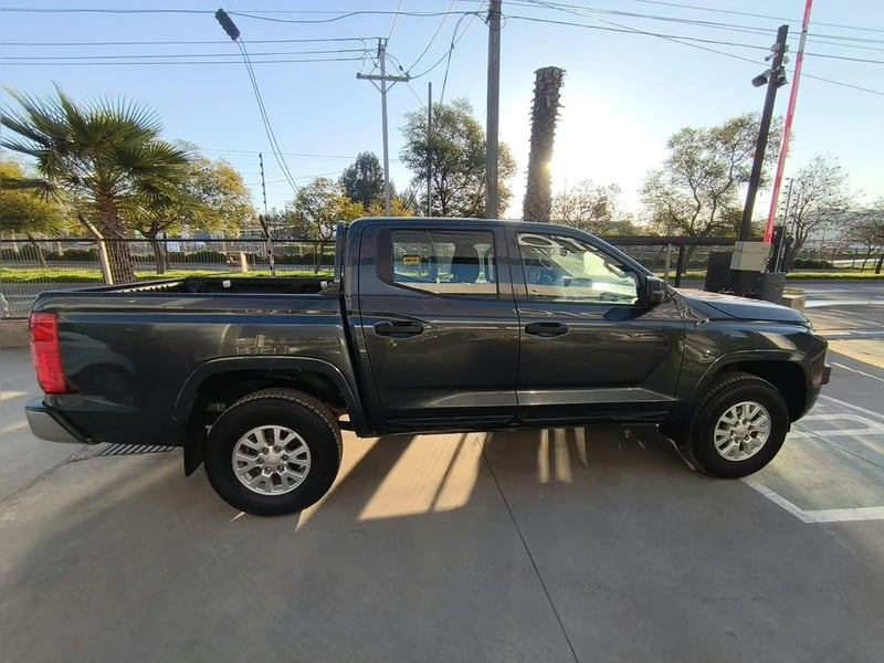 Mitsubishi L200 KATANA XRT 2.5 MT 4X4 2024 - Imagen 9 de 20