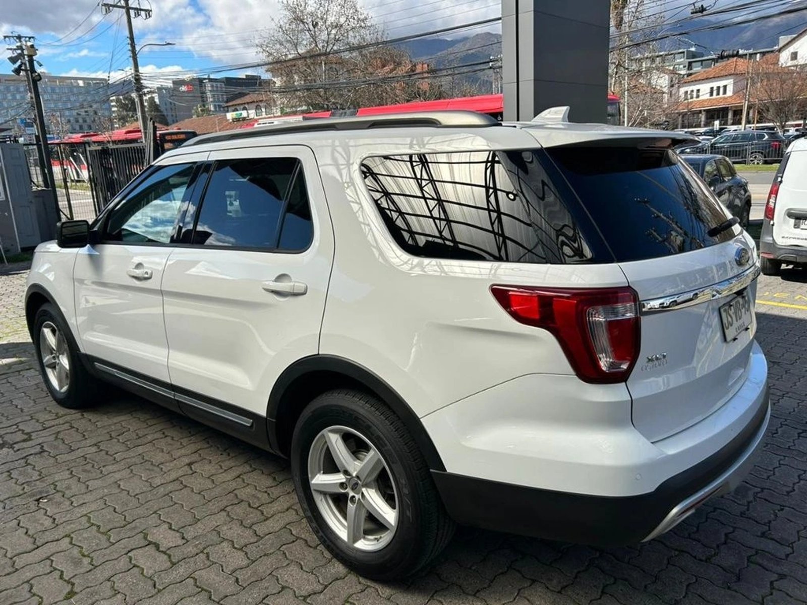 Ford EXPLORER 3.5 XLT 4X2 3 CORRIDAS AT 5P 2017 - Foto 4 de 16