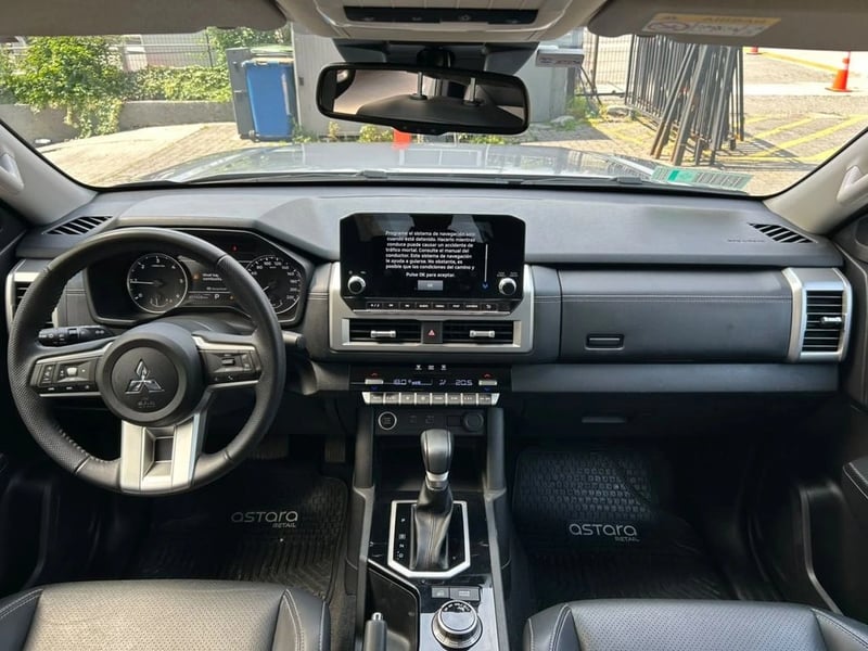 Mitsubishi L200 DAKAR XR 4X4 2.4 AUT 2025 - Imagen 12 de 16