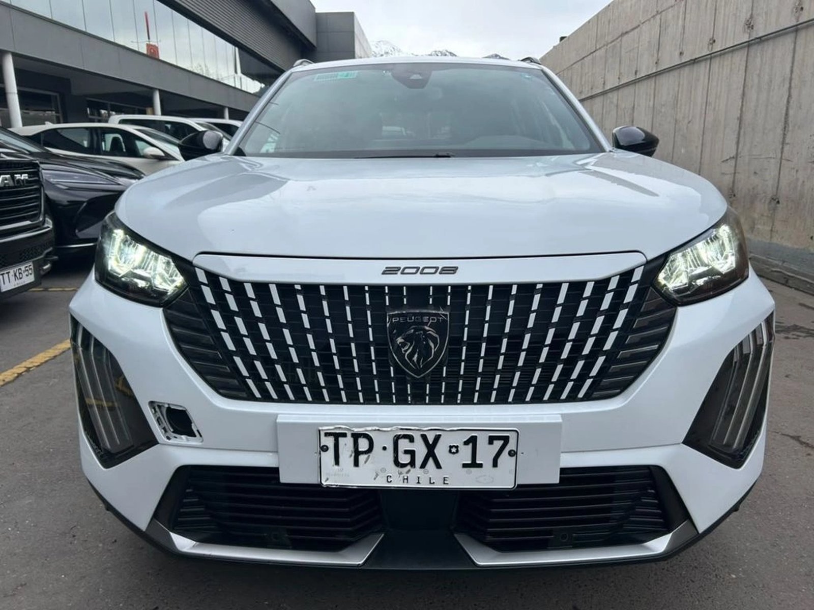 Peugeot 2008 1.2 ALLURE PACK PURETECH 130 4X2 AT 5P 2024 - Imagen 3 de 17