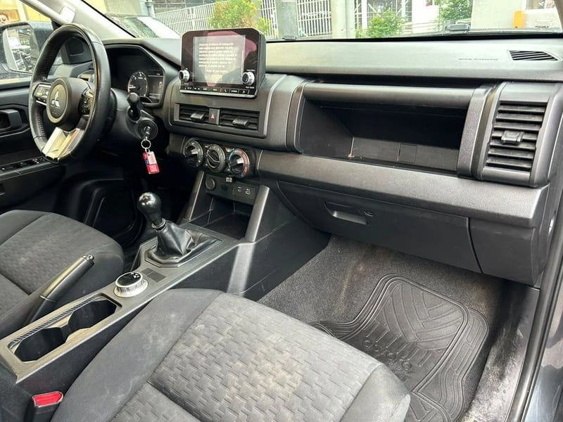 Mitsubishi L200 KATANA XRT 4X4 2.4 2025 - Imagen 12 de 17