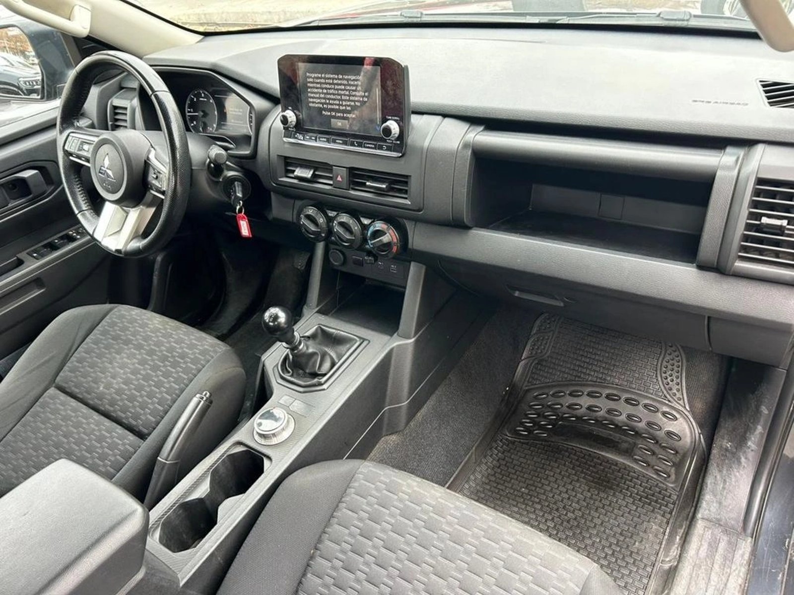 Mitsubishi L200 2.4 KATANA XRT MT 4X4 DIESEL 2025 - Imagen 8 de 17