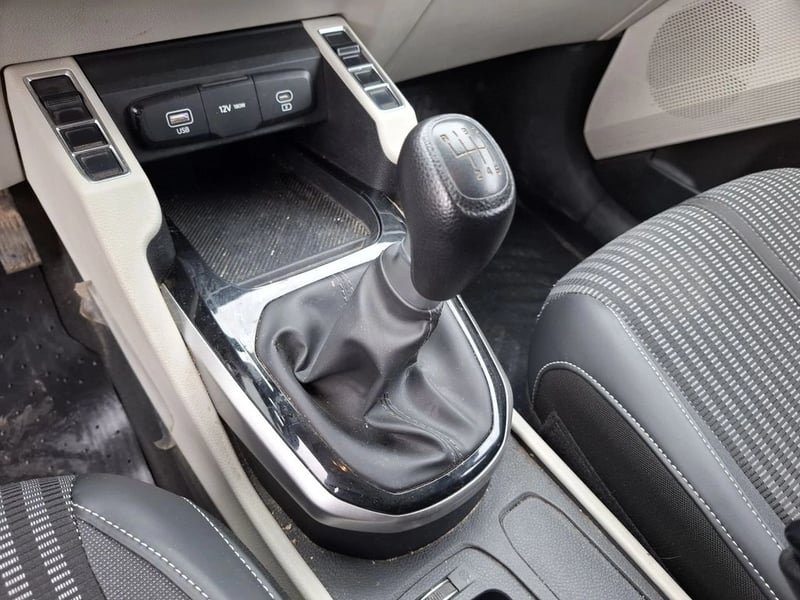Kia CARENS 1.5L LX 4X2 6MT 5P 2025 - Imagen 20 de 20