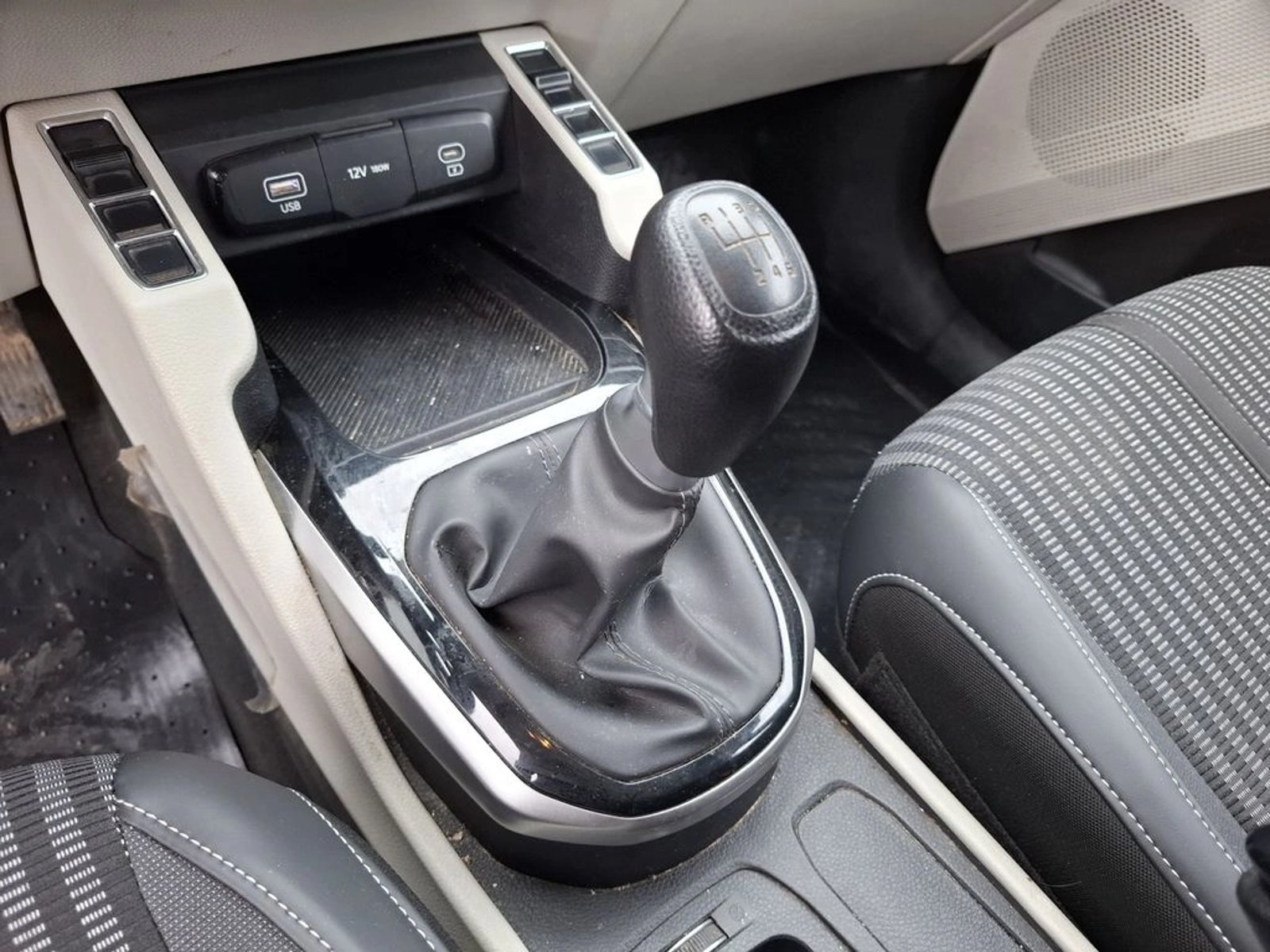 Kia CARENS 1.5L LX 4X2 6MT 5P 2025 - Imagen 20 de 20