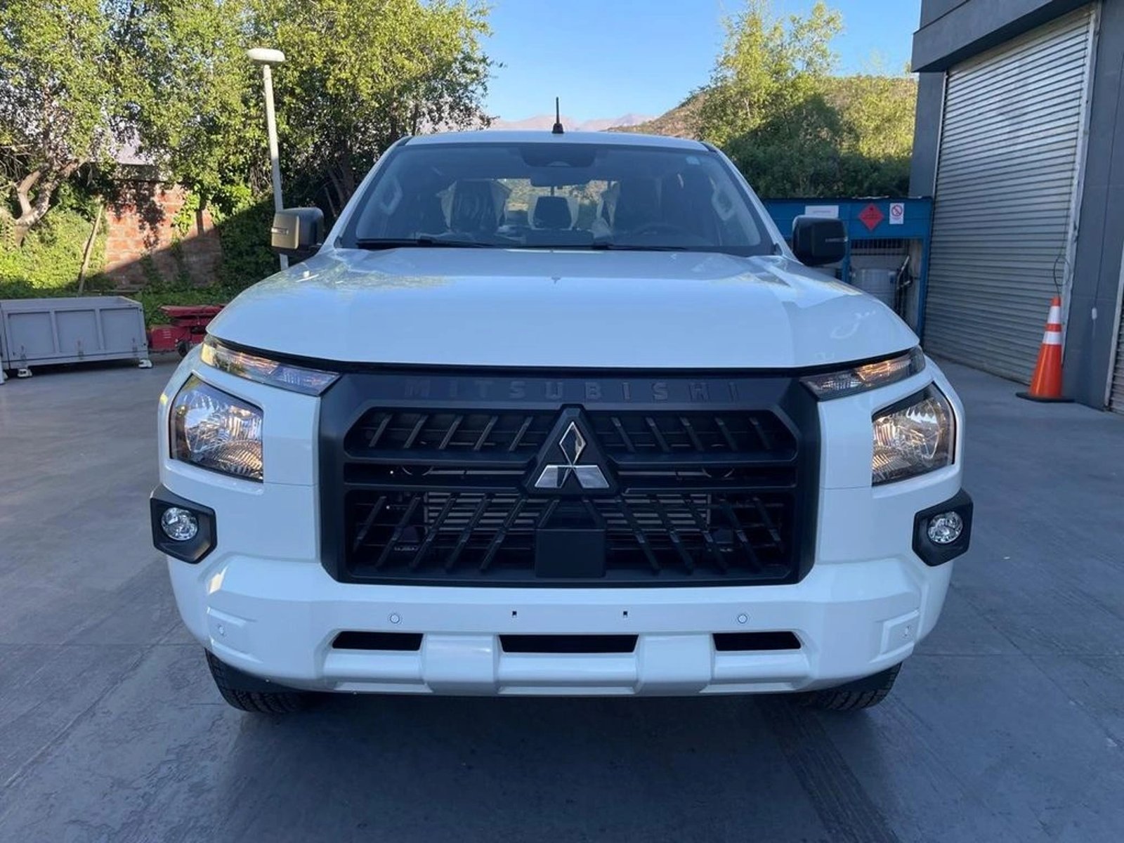 Mitsubishi L200 2.4 KATANA XRT DIESEL 4X4 DOB. CAB. EURO6 MT 4P 2026 - Foto 3 de 19