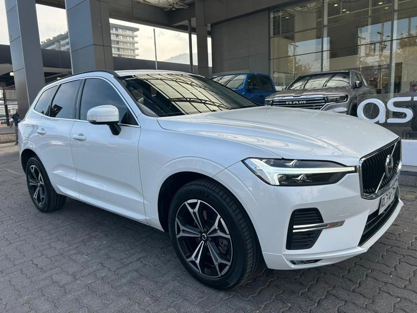 VOLVO XC60 2022 - Imagen 4 de 17