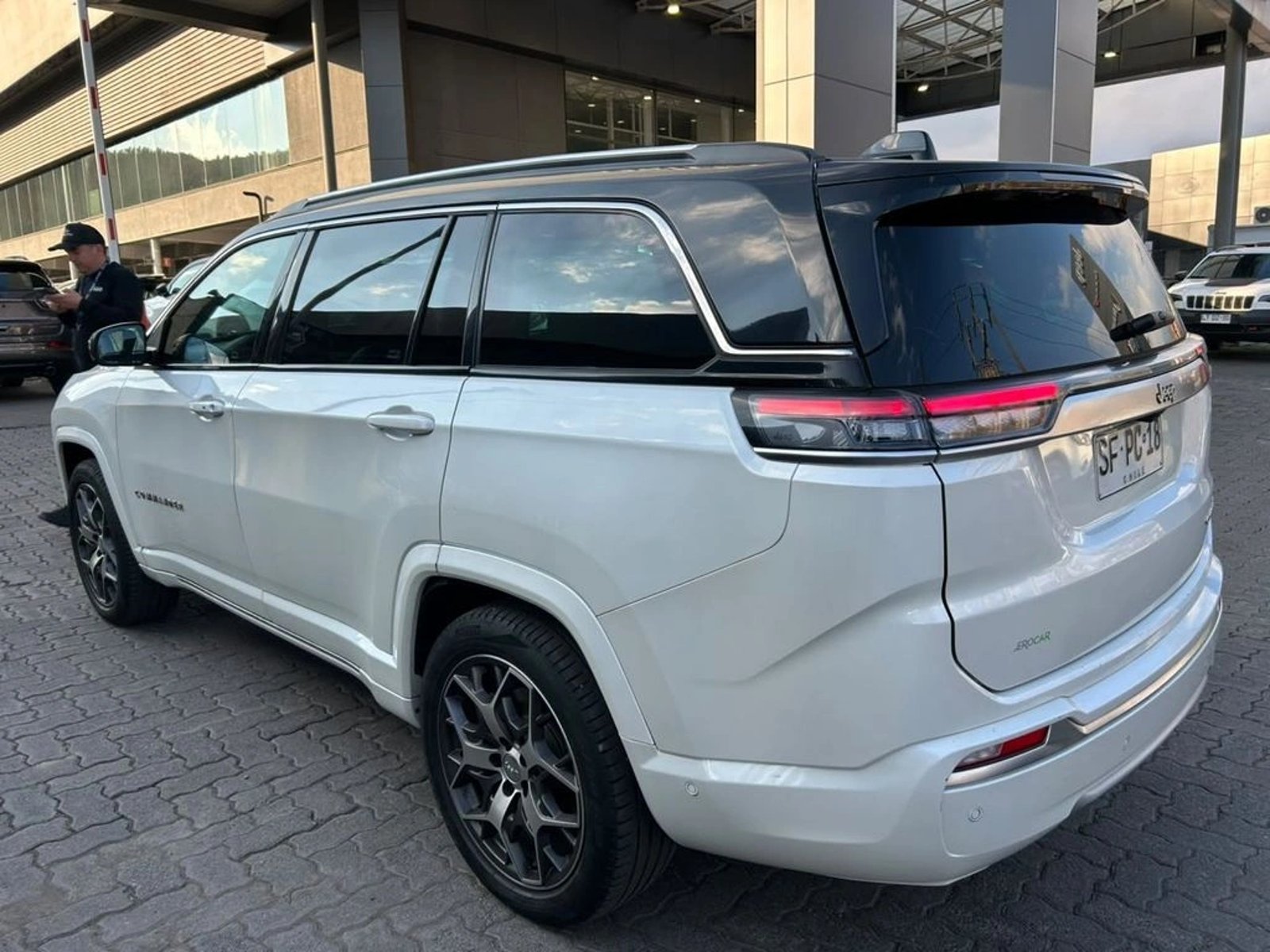 Jeep COMMANDER OVERLAND 1.3 AUT 2023 - Foto 4 de 16