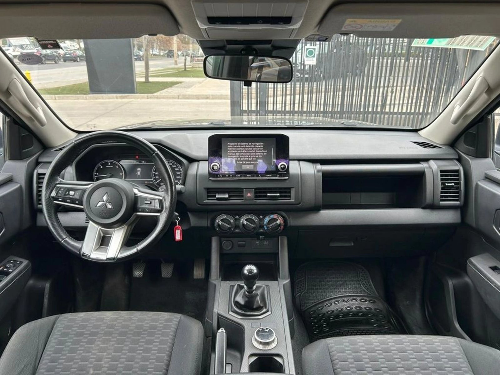 Mitsubishi L200 2.4 KATANA XRT MT 4X4 DIESEL 2025 - Imagen 13 de 17