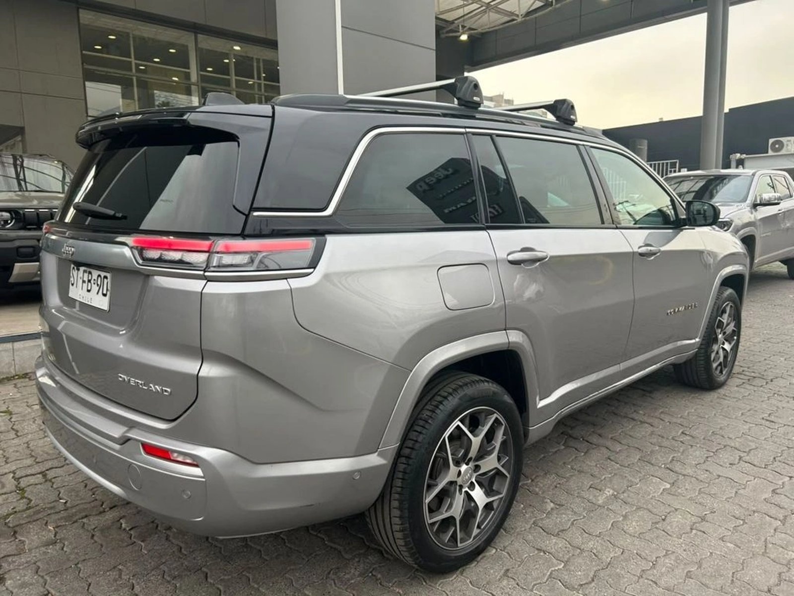 Jeep COMMANDER 2.0 OVERLAND AT 4X4 DIESEL 2023 - Imagen 7 de 17