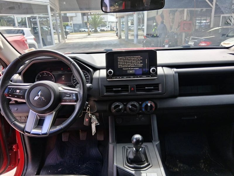 Mitsubishi L200 2.4 KATANA CRT DIESEL DOB. CAB. 4X4 MT 4P 2024 - Imagen 12 de 18
