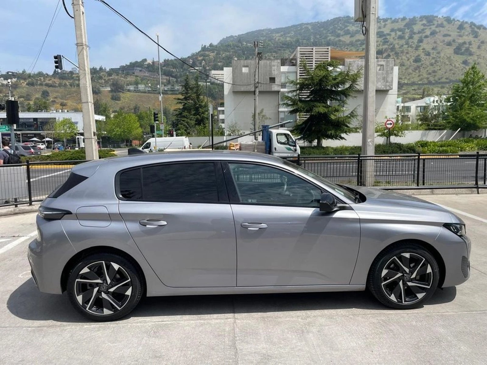 Peugeot 308 1.2 ALLURE PACK PURETECH 130 4X2 EAT8 5P 2024 - Imagen 3 de 20