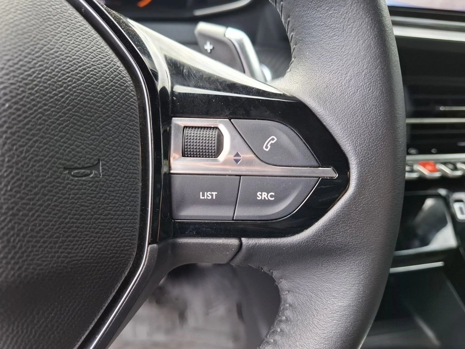 PEUGEOT 2008 1.2 ALLURE PACK PURETECH 130 4X2 AT 5P 2024 - Imagen 17 de 20