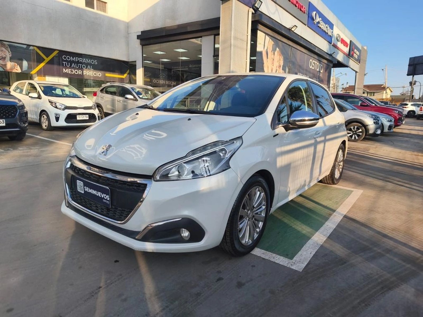 Peugeot 208 SIGNATURE 1.2 MT HB PURE TECH 2020 - Foto 2 de 20