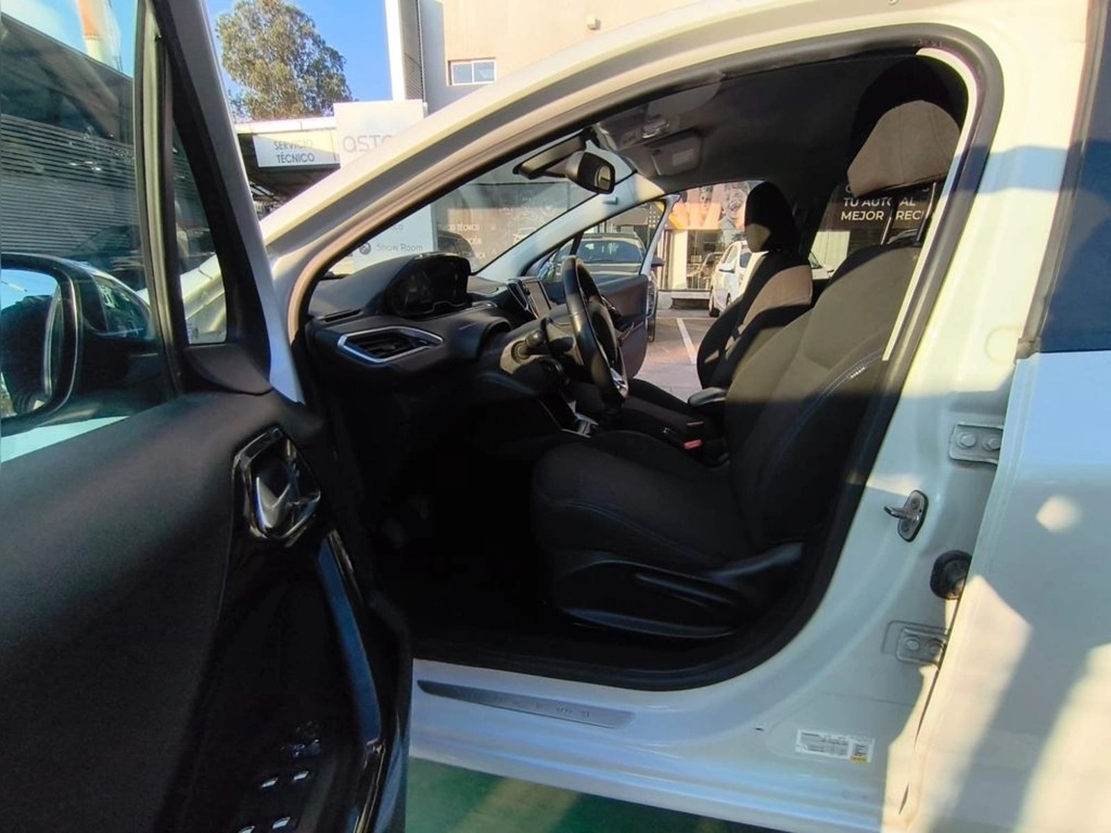 Peugeot 208 SIGNATURE 1.2 MT HB PURE TECH 2020 - Imagen 12 de 20