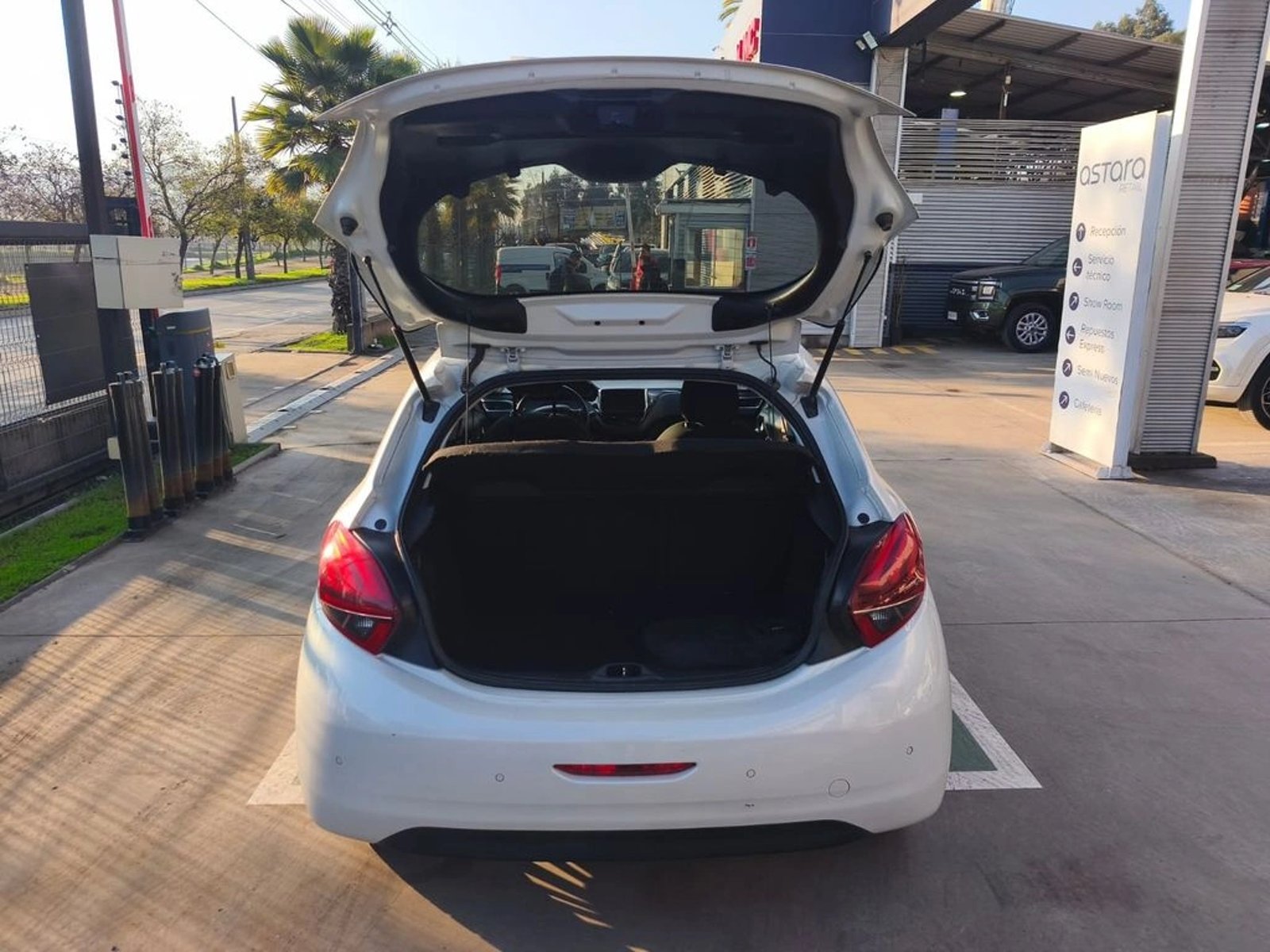 Peugeot 208 SIGNATURE 1.2 MT HB PURE TECH 2020 - Imagen 7 de 20